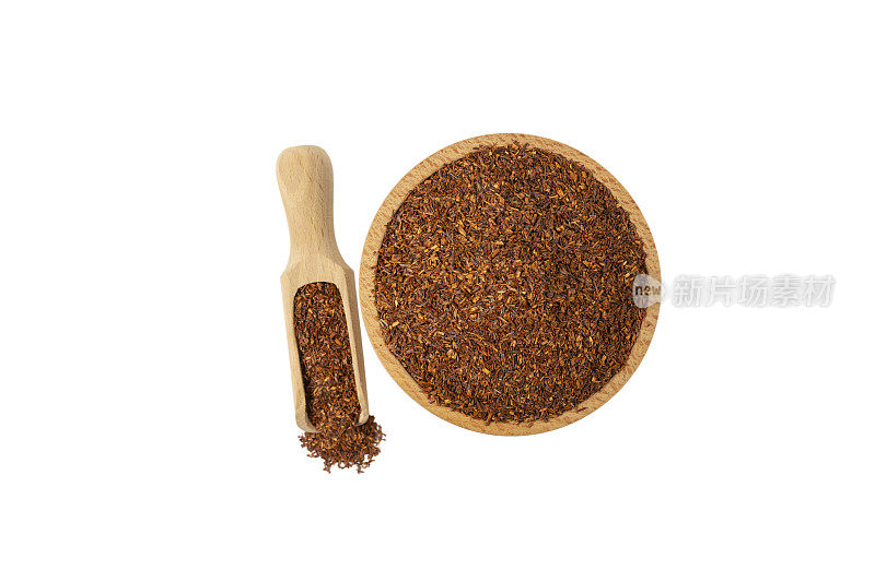 路易波士茶用木碗切开，白色背景上单独舀一勺。拉丁文Aspalathus linearis中的Rooibos。赫伯特。花草茶。食品成分。